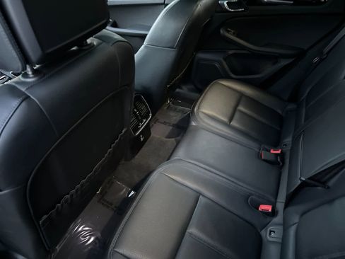 Certified 2025 Porsche Macan image 13