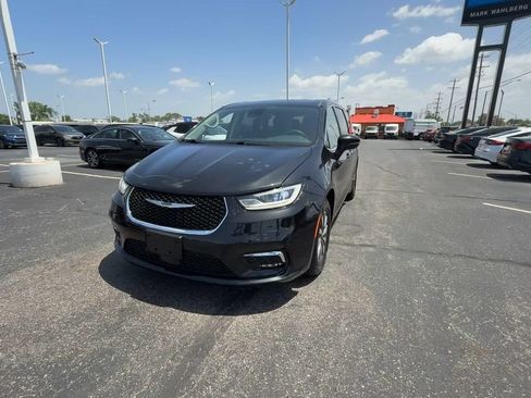 Used 2023 Chrysler Pacifica Touring-L FWD image 3