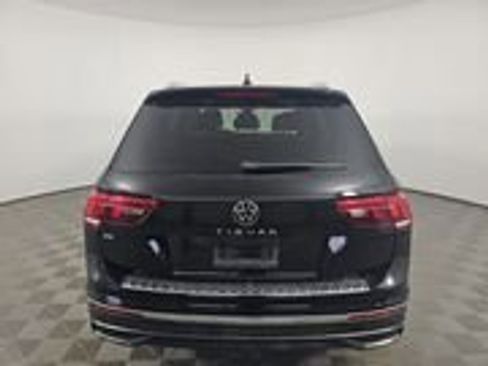 Used 2023 Volkswagen Tiguan SE w/ Panoramic Sunroof Package FWD image 5