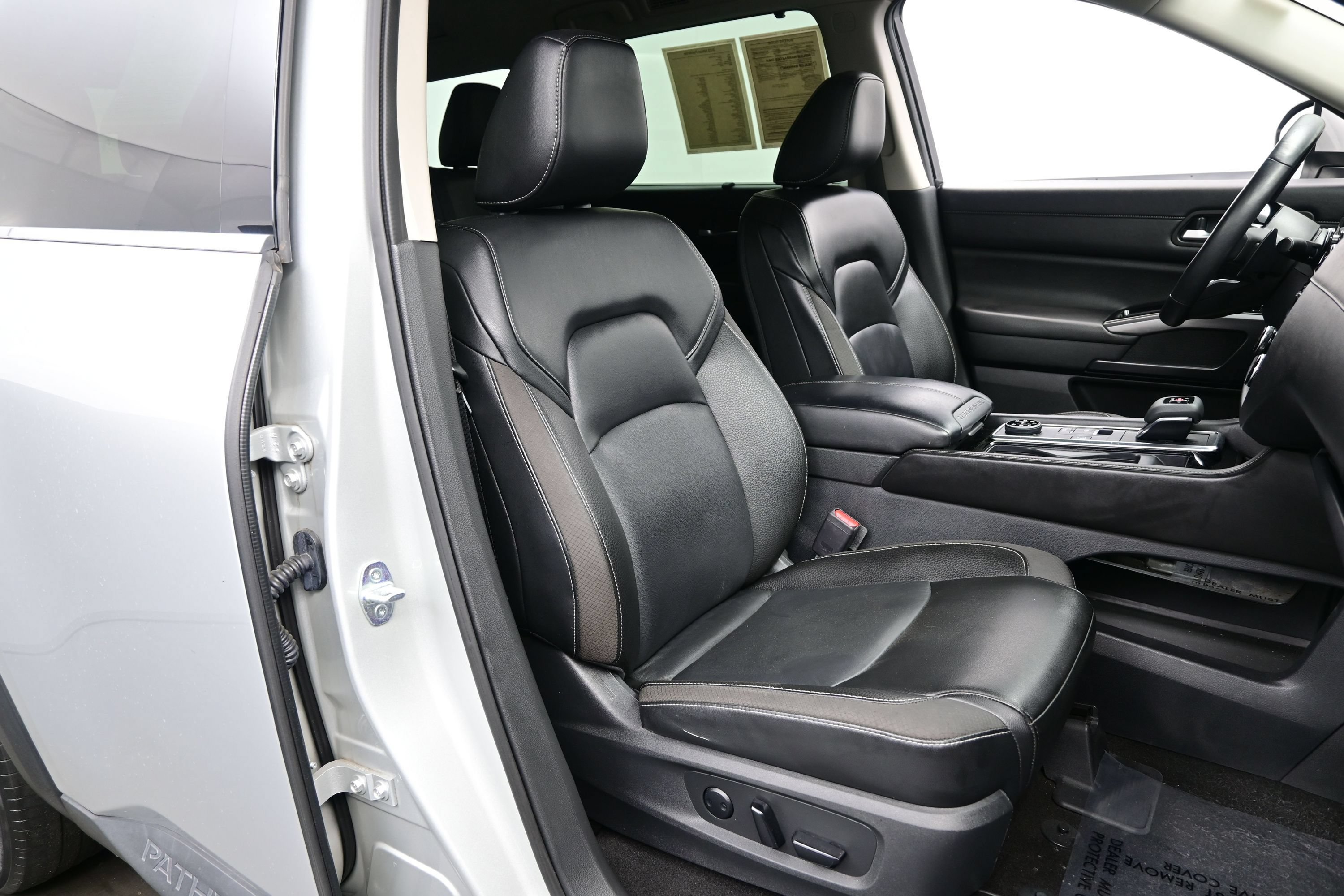 Used 2023 Nissan Pathfinder SL AWD/4WD image 14