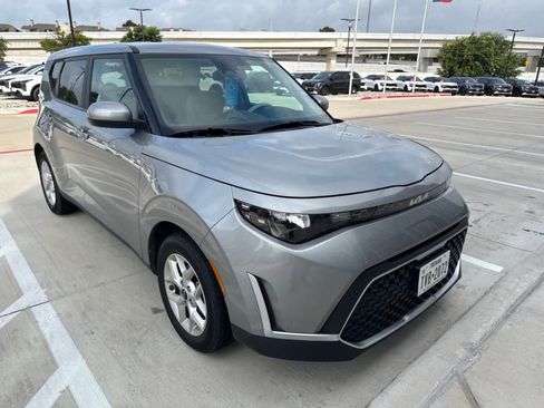 Used 2024 Kia Soul LX w/ Option Group 015 FWD image 3