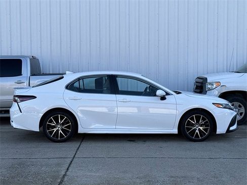 Used 2024 Toyota Camry SE image 3