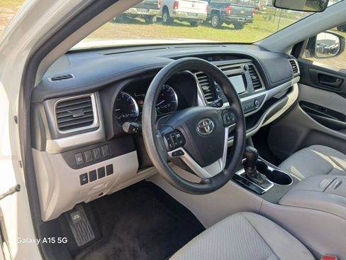 Used 2018 Toyota Highlander LE FWD image 7
