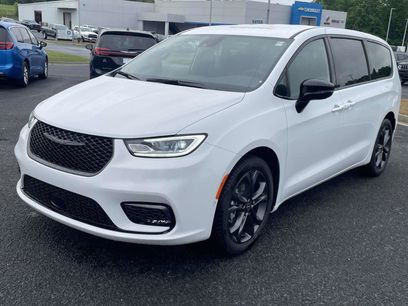 New 2026 Chrysler Pacifica Select