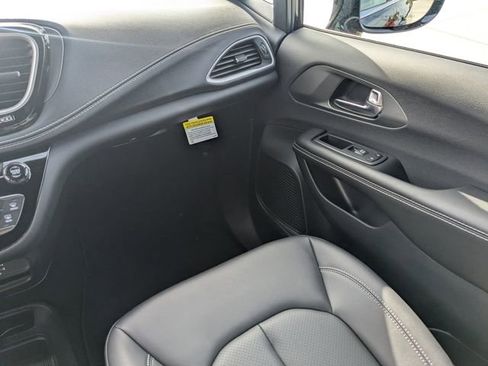 New 2026 Chrysler Pacifica Select image 16