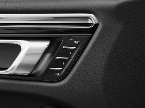 Used 2025 Porsche Macan image 26