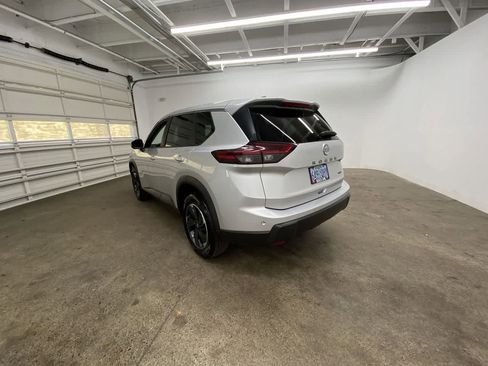 Used 2025 Nissan Rogue SV image 4