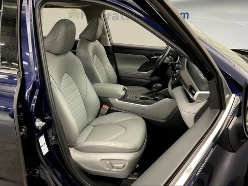 Used 2022 Toyota Highlander XLE image 9