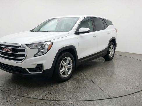 Used 2024 GMC Terrain SLE FWD image 3
