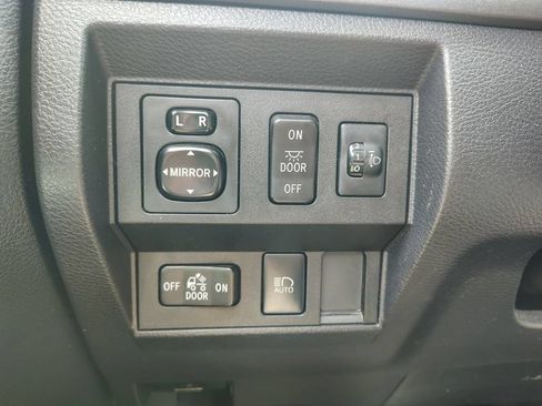 Used 2018 Toyota Tundra SR5 AWD/4WD image 10