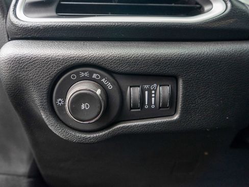 Used 2025 Chrysler Pacifica Select FWD image 16
