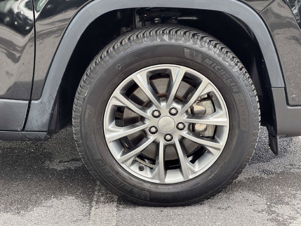 Used 2020 Jeep Cherokee Latitude Plus w/ Cold Weather Group AWD/4WD image 11
