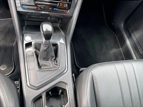 Used 2023 Volkswagen Tiguan SE w/ Panoramic Sunroof Package FWD image 18