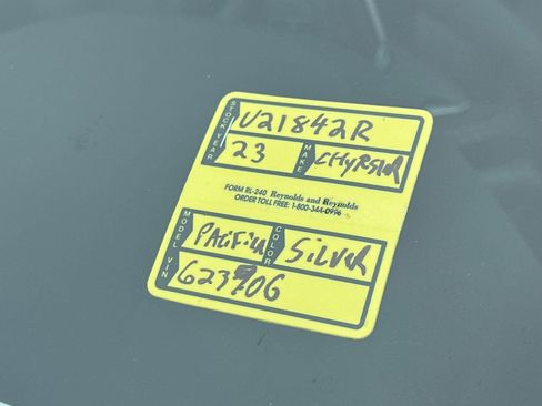 Used 2023 Chrysler Pacifica Touring-L FWD image 3