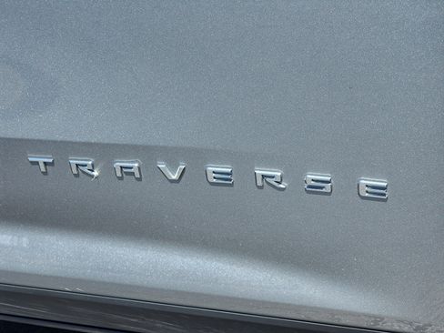 Used 2025 Chevrolet Traverse LT image 7