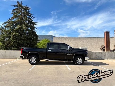 Used 2025 Chevrolet Silverado 3500 LTZ AWD/4WD image 3