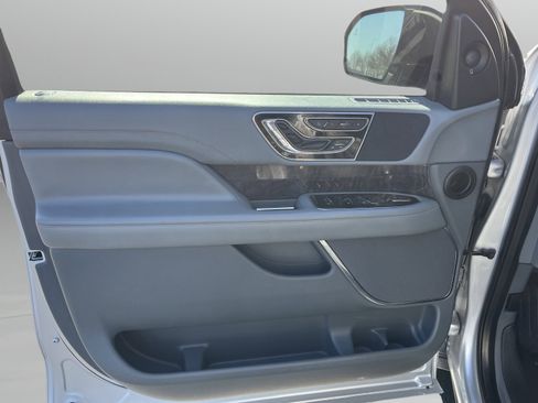 Used 2019 Lincoln Navigator Reserve image 27