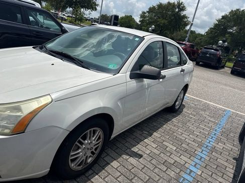 Used 2009 Ford Focus SE FWD image 2