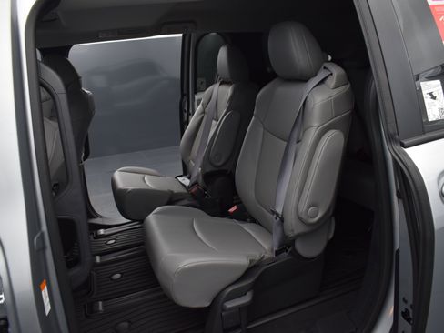 Used 2025 Toyota Sienna XLE FWD image 24