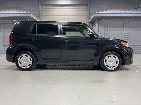 Used 2011 Scion xB FWD image 9