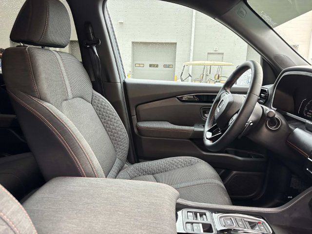 Used 2025 Honda Pilot Sport image 11