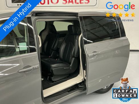 Used 2022 Chrysler Pacifica Touring-L w/ Uconnect Theater Family Group image 17