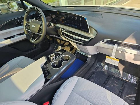 New 2026 Cadillac Lyriq Luxury AWD/4WD image 10