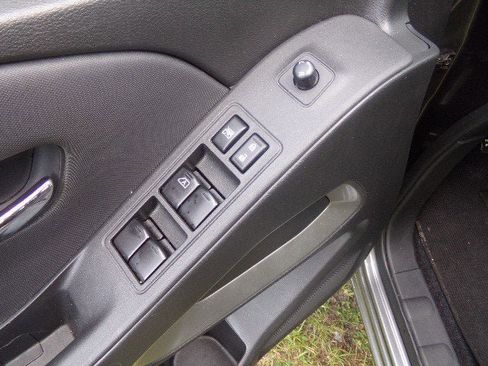 Used 2024 Nissan Frontier SV image 18