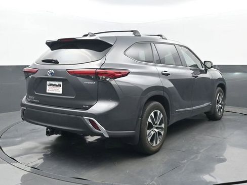 Used 2023 Toyota Highlander XLE AWD/4WD image 25