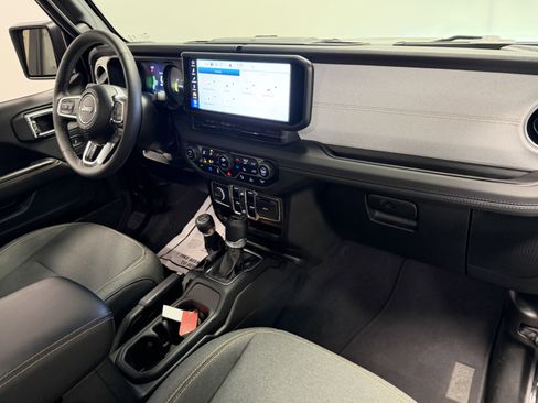 Used 2025 Jeep Wrangler Unlimited Sahara w/ Safety Group image 22