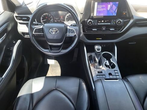 Used 2023 Toyota Highlander XLE AWD/4WD image 25