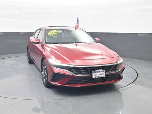 Used 2025 Hyundai Elantra Limited FWD image 2