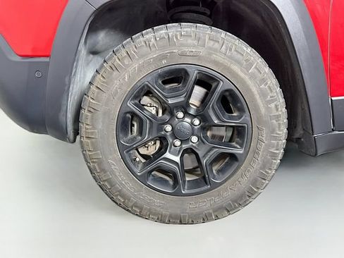 Used 2019 Jeep Cherokee Trailhawk AWD/4WD image 31