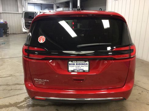 Used 2024 Chrysler Pacifica Touring-L image 4