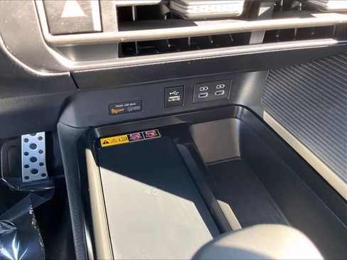 Used 2025 Toyota Camry SE image 36