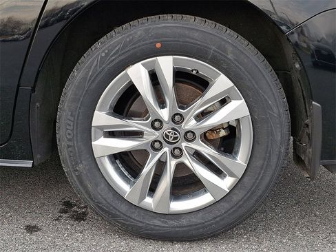 Certified 2024 Toyota Sienna XLE image 8