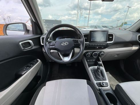 Used 2025 Hyundai Venue SEL FWD image 8