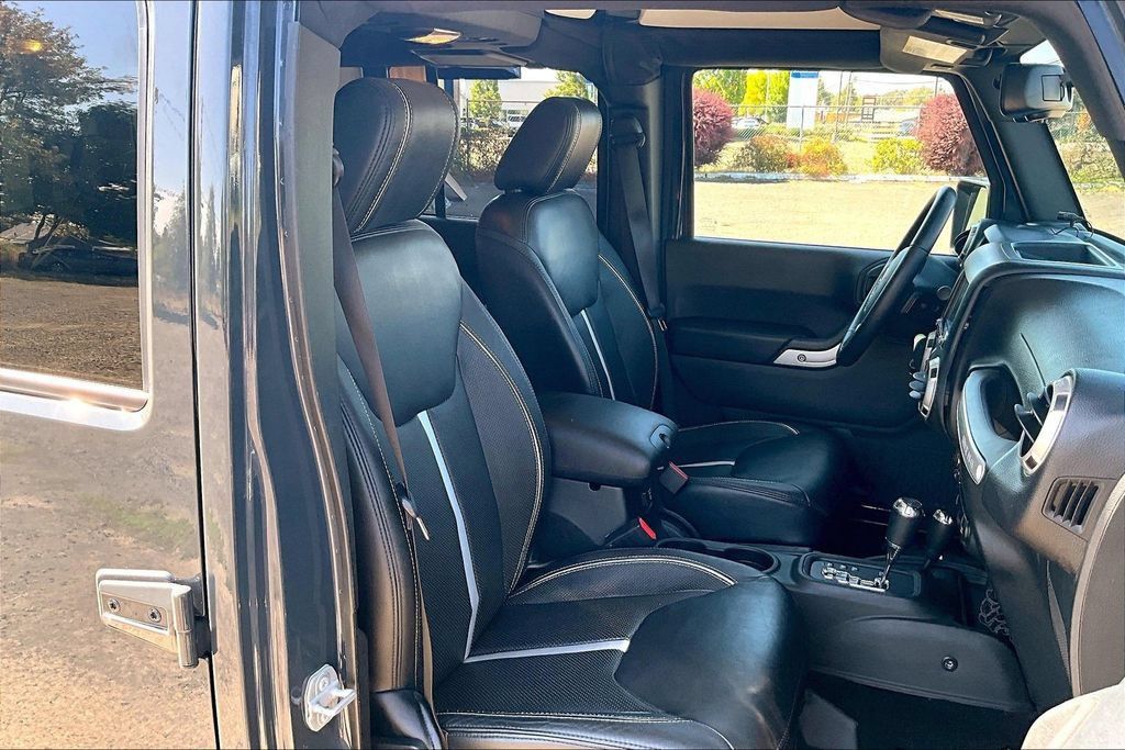 Used 2017 Jeep Wrangler Unlimited Sahara w/ Connectivity Group AWD/4WD image 10