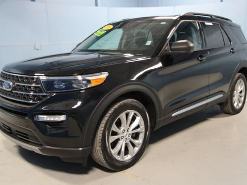 Used 2024 Ford Explorer XLT w/ Equipment Group 202A AWD/4WD image 31