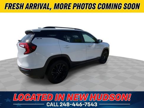 Used 2024 GMC Terrain SLE w/ Driver Convenience Package FWD image 2