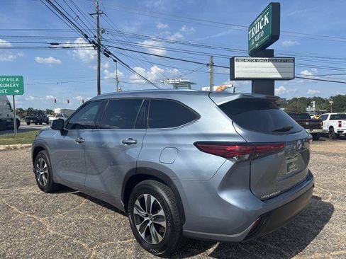 Used 2021 Toyota Highlander XLE FWD image 3
