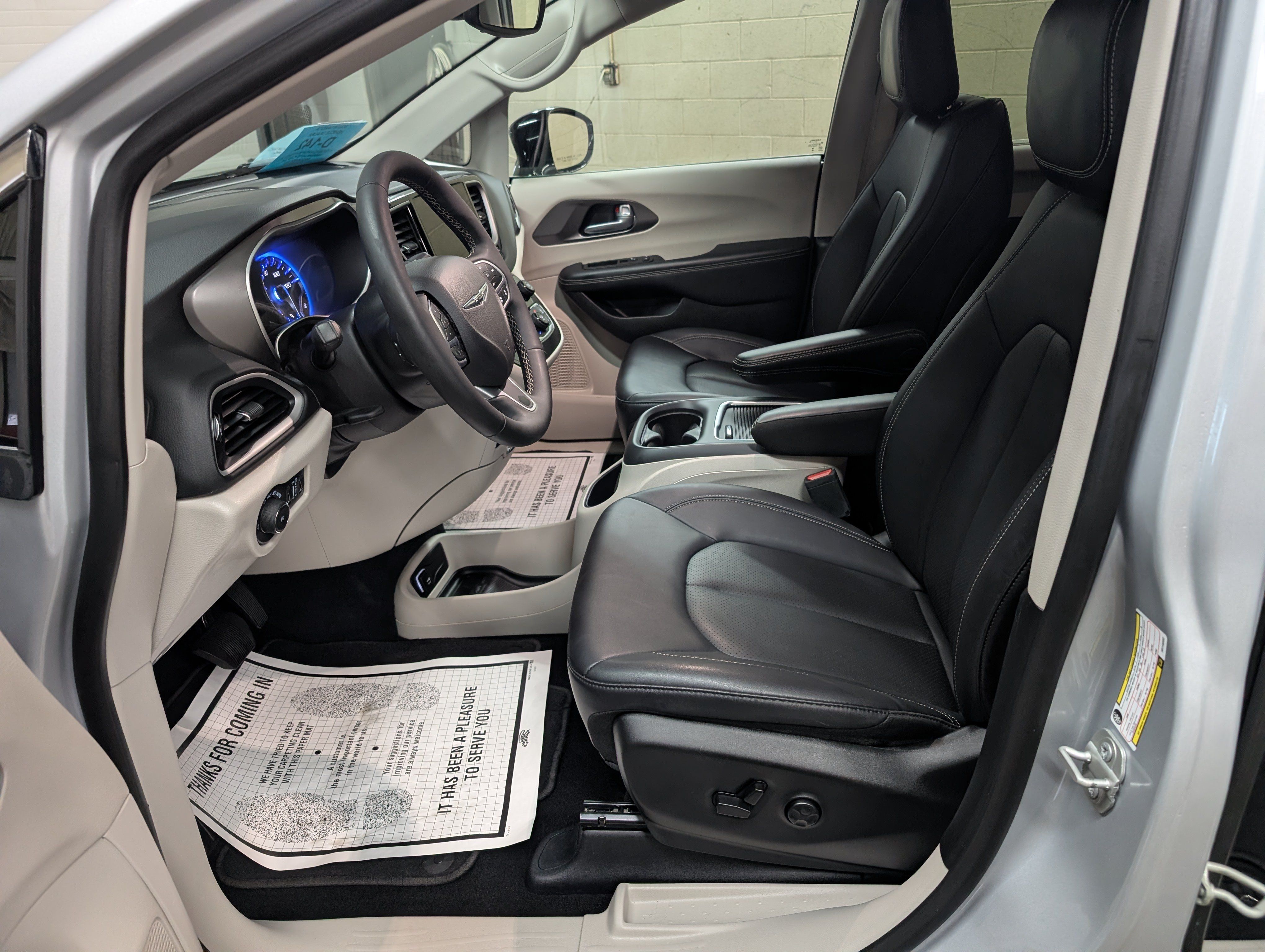 Used 2024 Chrysler Pacifica Touring-L FWD image 7