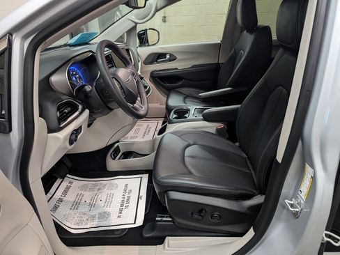 Used 2024 Chrysler Pacifica Touring-L FWD image 7