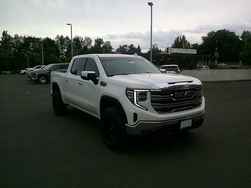 Used 2022 GMC Sierra 1500 SLT w/ X31 Off-Road Package AWD/4WD image 7