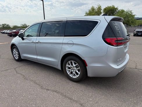 Used 2024 Chrysler Pacifica Touring-L FWD image 7