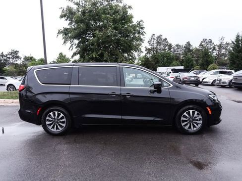 Used 2022 Chrysler Pacifica Touring-L w/ Uconnect Theater Family Group FWD image 8