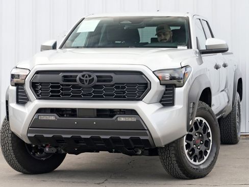 Used 2025 Toyota Tacoma TRD Off-Road image 3