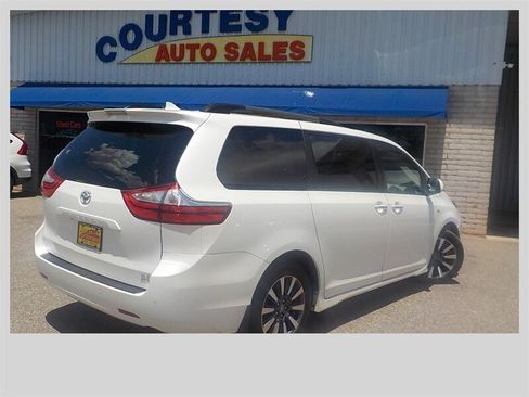 Used 2018 Toyota Sienna XLE Premium AWD/4WD image 9