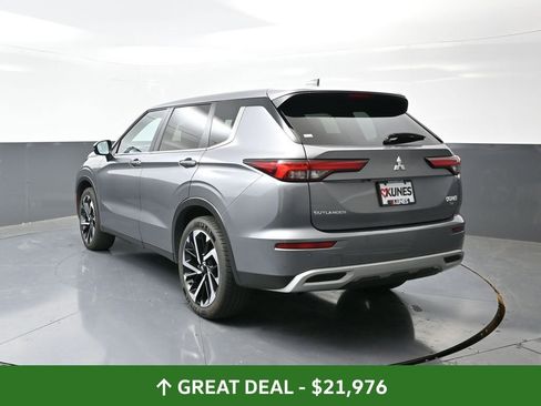 Used 2024 Mitsubishi Outlander SE image 12