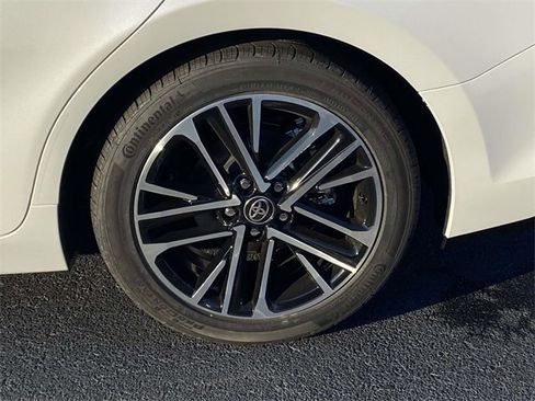 Used 2025 Toyota Camry XLE image 9